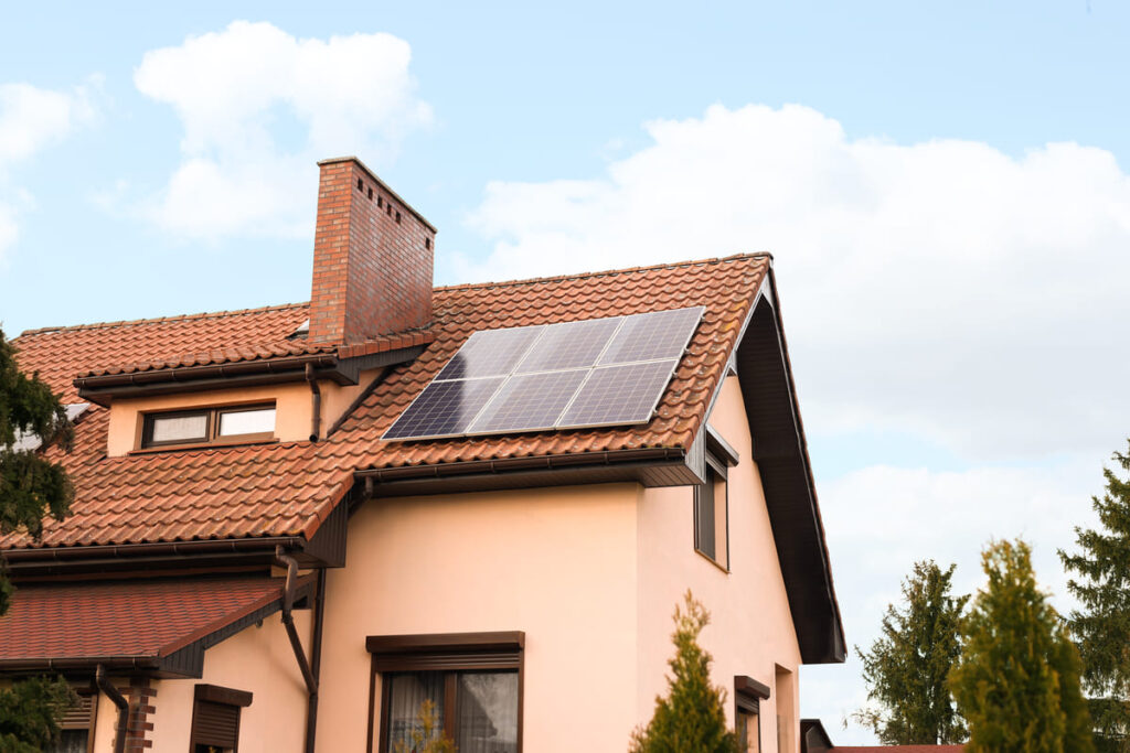 casa con placas solares tras subvenciones placas solares Andalucía