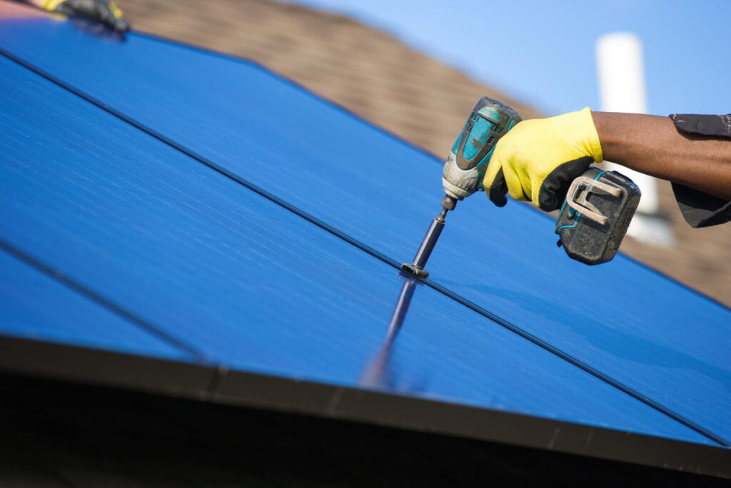 un instalador colocando placas solares gracias a subvenciones placas solares Andalucía