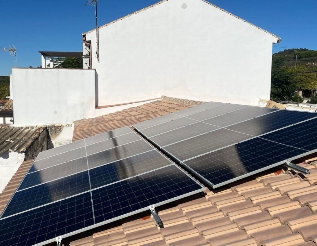placas solares Sevilla precios sobre un tejado