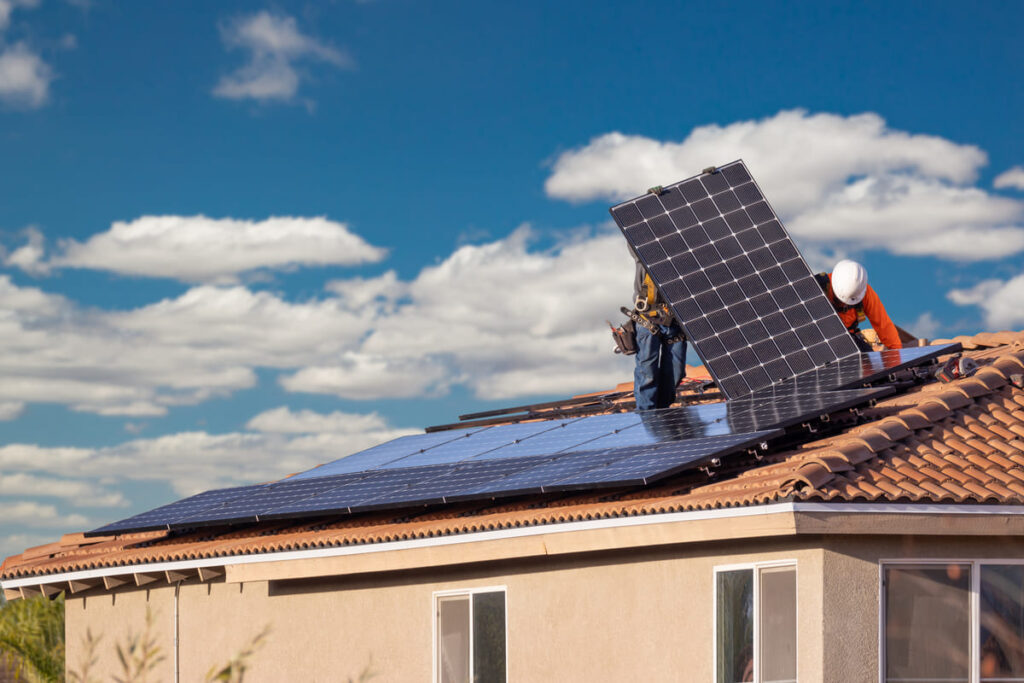 instaladores montando placas solares Sevilla precios