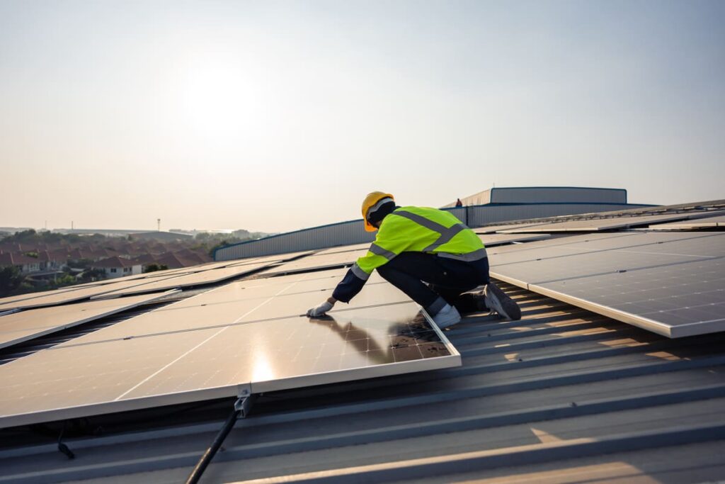 instalador de placas solares en tejado permitiendo ahorrar en impuesto de bienes inmuebles sevilla