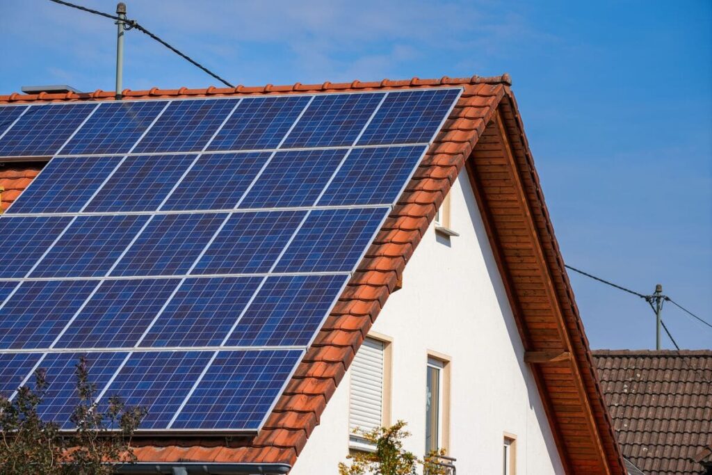 casa con placas solares en el tejado beneficio ibi en sevilla