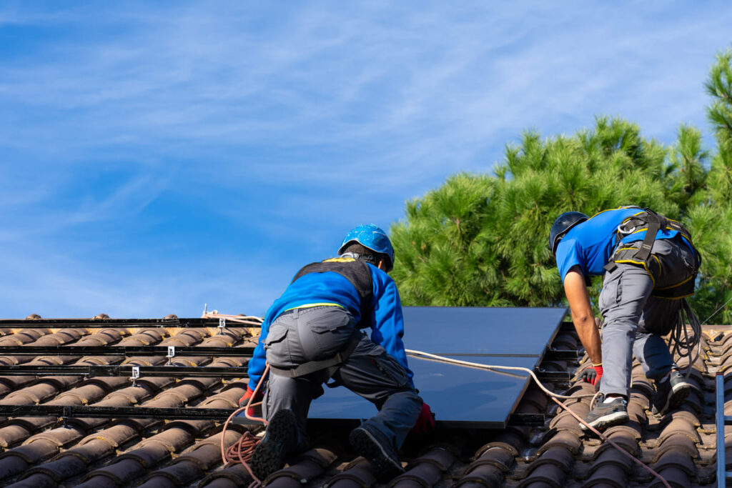instaladores de placas solares en un tejado tras ibi en sevilla
