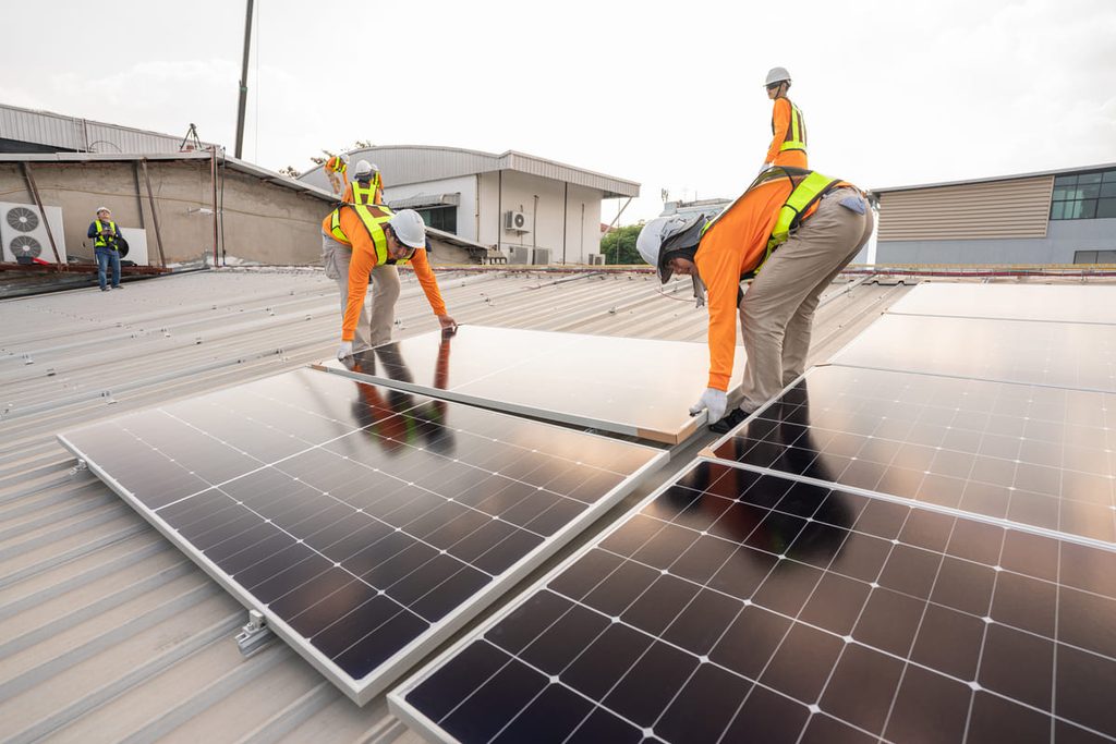instaladores de placas solares montando una instalación en tejado por programa INEA